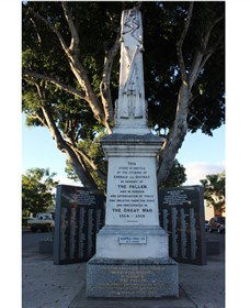 Emerald War Memorial - Attractions Brisbane 1