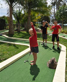 Hunter Valley Aqua Golf And Putt Putt - Attractions Brisbane 0