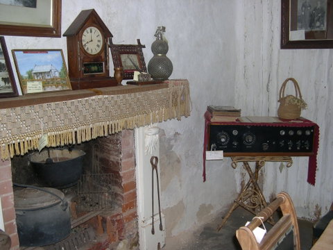 Early Settlers Cottage (Solly's Hut) - Attractions Brisbane 1