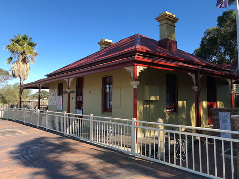 Dredge's Cottage - Attractions Brisbane 1
