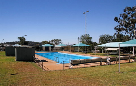 Manildra Swimming Pool - Attractions Brisbane 0