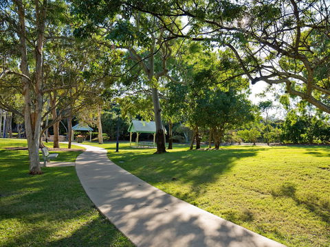 Millennium Esplanade And Tannum Sands Beach - Attractions Brisbane 0