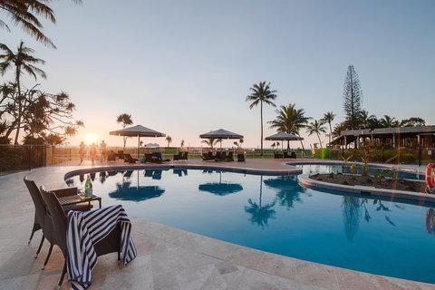Tangalooma Island Resort Whale Watching Day Cruise With Dolphin Feeding - Attractions Brisbane 4